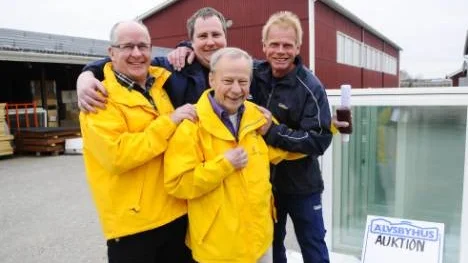 Lions representerat av Alf Granlund och Kurt Wiklund och Älvsbyhus underhållsansvarige Mikael Olofsson och säljaren Gunnar Johansson ser fram emot samarbetet. "Pengarna kommer fram", säger Kurt Wiklund.