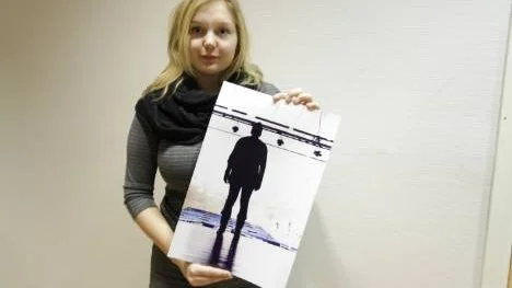 Elin Englund visar bilder och dikter från sitt specialarbete.
