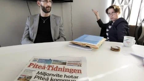 Demensboendefrågan är alltför komplex. För stor för en enskild kommun att hantera. Det menar Piteå kommuns socialchef Mikael Lekfalk och socialnämndens ordförande Agnetha Eriksson. Duon vänder sig nu till SKL, Sveriges kommuner och landsting, för att skaffa råd om hur kritiken och miljonvitet ska hanteras.