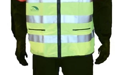Så här ser den nya enhetliga klädseln för landets 7 000 eftersöksjägare ut. Sifferkombinationen gör det mycket lätt att identifiera jägarna.