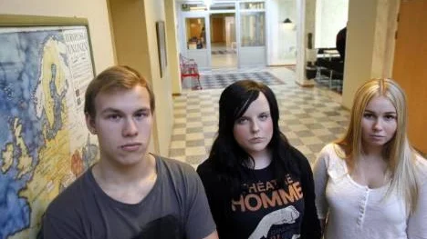Marcus Ekman, Hilda Larsson och Sofie Granberg går årskurs tre på samhällsprogrammet. De och många andra avgångselever är mycket upprörda över att studentfirandet förlagts till en tisdag.