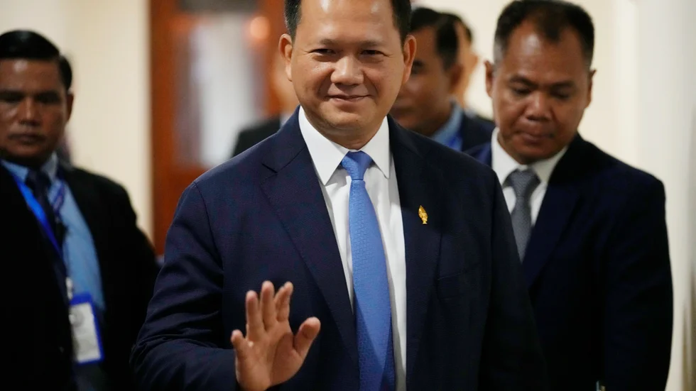 Hun Manet, son till den mångårige kambodjanske premiärministern Hun Sen, tar över styret i landet.