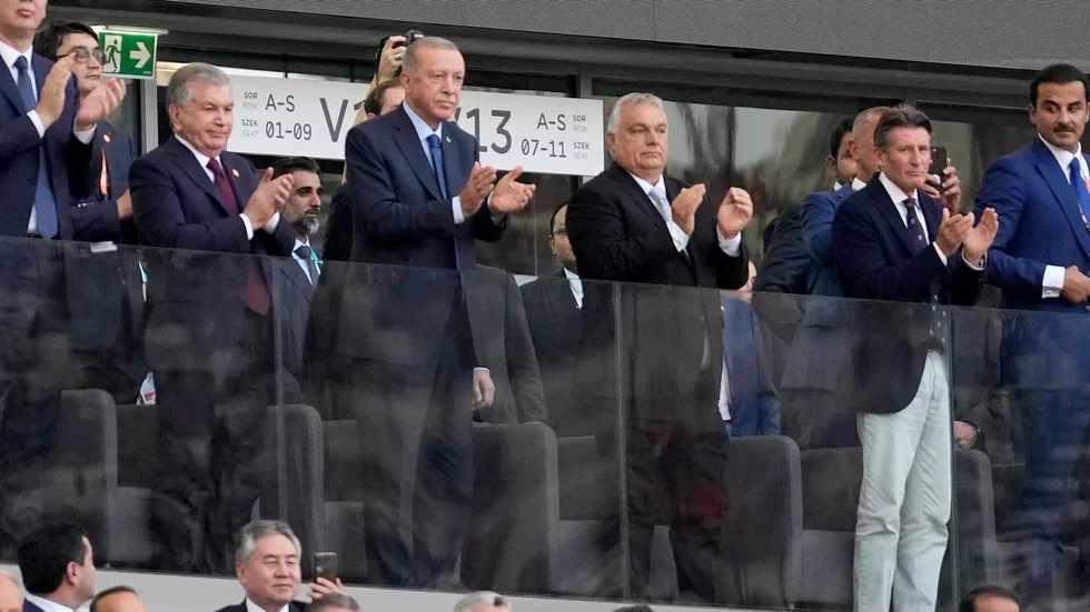 Turkiets "president" Recep Tayyip Erdoğan och Ungerns premiärminister Viktor Orban applåderar under friidrotts-VM i Budapest. 
