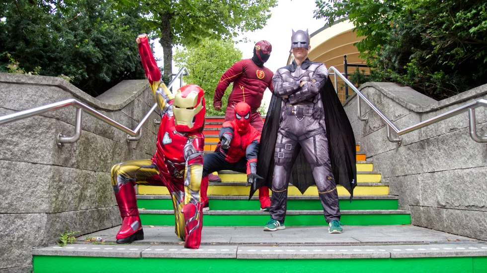 Medlemmarna i Pinnauers hjältar har valt att klä sig i superhjältedräkter under tävlingen "Luca, where are you?". "Det är skönt att få vara lite anonym, säger "The Flash". 