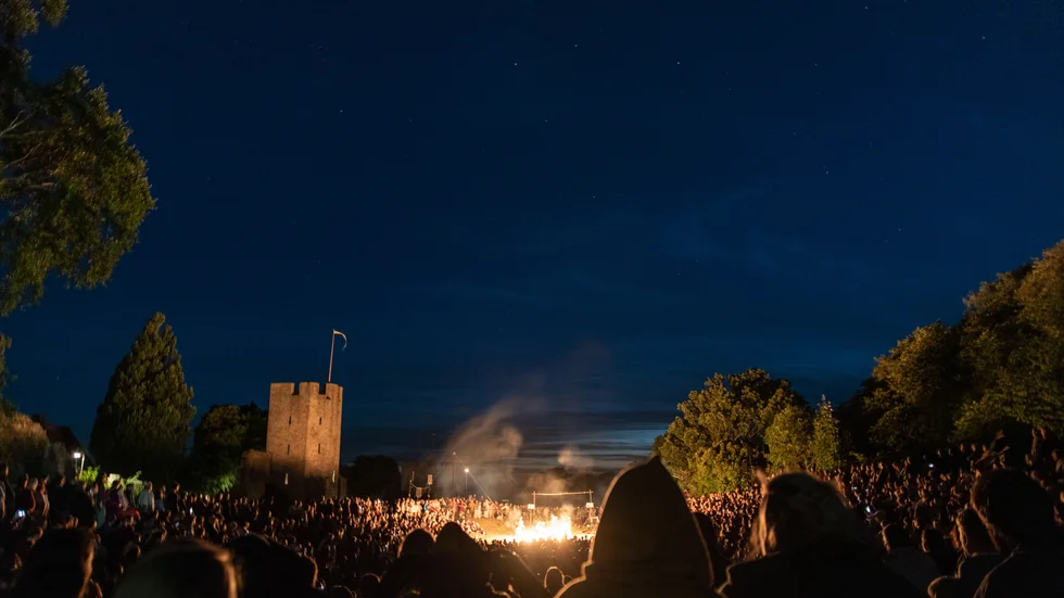 "Att resa till Gotland, att bo i Visby och att äta ute kostar pengar, men det går fint att ta del av och uppleva Medeltidsveckan utan att det kostar något eller till en relativt låg kostnad, vilket gör veckan tillgänglig".