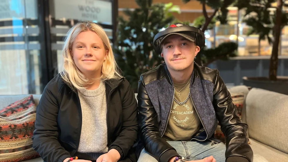 Jenny Berglund-Bolin och Kevin Markstedt går gymnasiet och är nyblivna konfirmander. "Jag tror man är bättre på att lyssna när man är lite äldre", säger Kevin. 