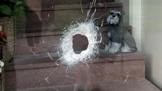 En ruta till ett trapphus träffades i skottlossningen.