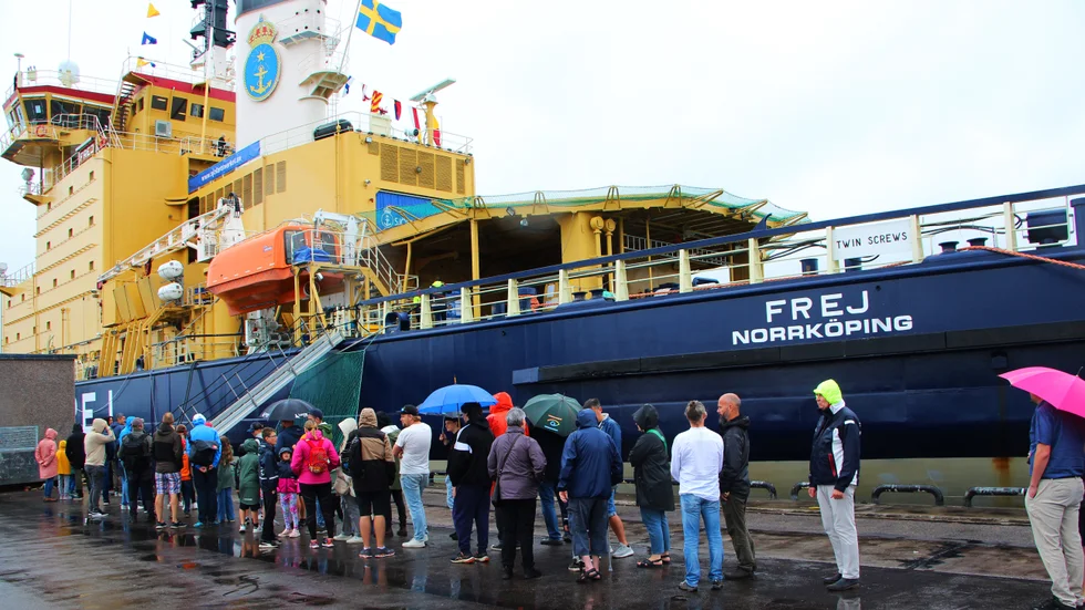 Frej lockade besökare i massor och kön ringlade lång i regnet på kajen.