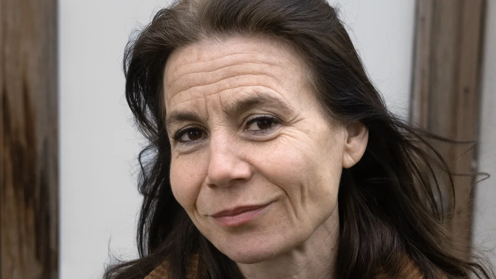 Sara Mannheimer är författare, glasblåsare och konstnär. Hon debuterade 2008 med "Reglerna" som 2011 följdes av "Handlingen". Senast gav hon 2016 ut "Urskilja oss".