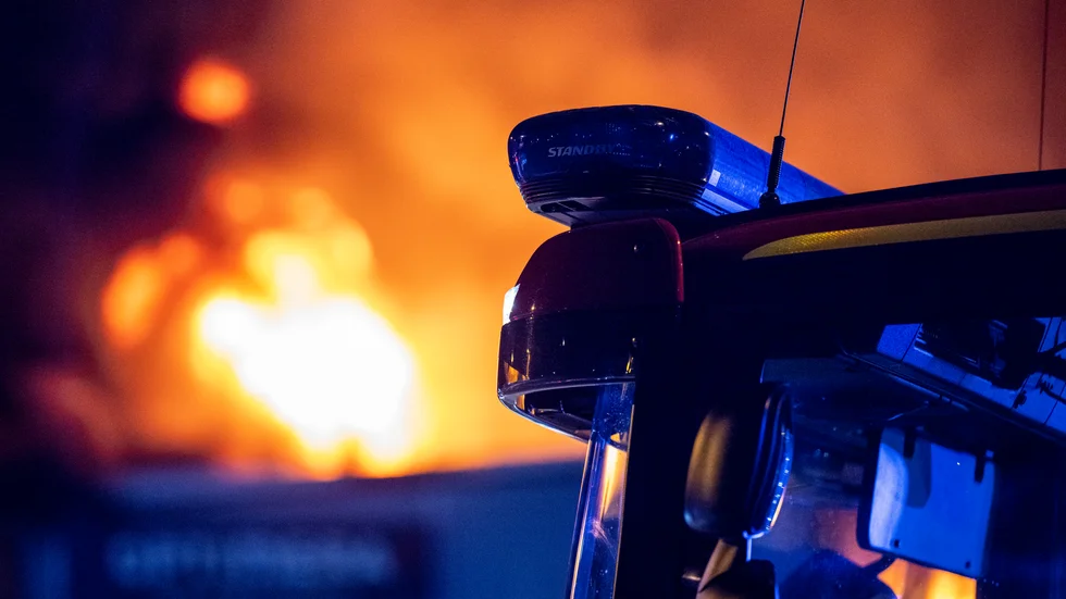 Det var en fullt utvecklad brand i personbilen, och en annan bil som stod nära fick också skador. Bilden är från ett annat tillfälle.
