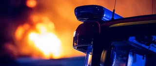 Fullt utvecklad brand i bil – vittne såg två personer springa