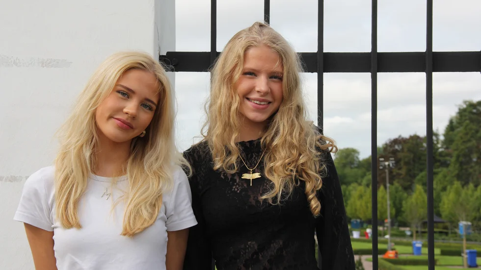 Molly Berg och Ella Amundsen var först i kön för att se konserten i Botaniska trädgården.