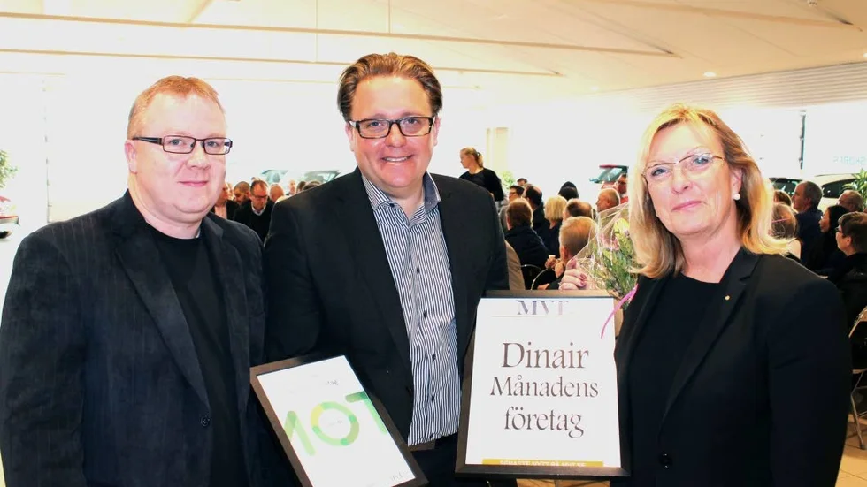 Fredrik Särnehed, i mitten, mottog utmärkelsen för "Månadens företag" av MVT:s chefredaktör Stefan Pettersson och Christina