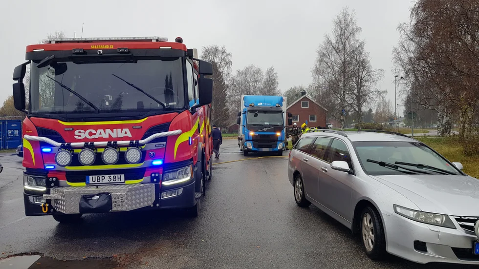 Räddningstjänsten kallades till platsen för att kyla däcket.