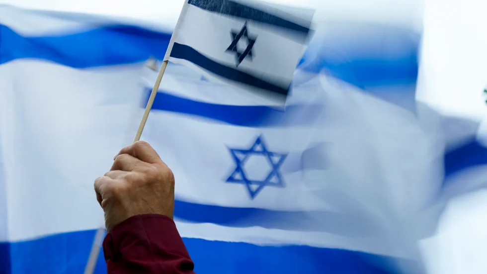 Runt om i Sverige har det hissats israeliska flaggor för att visa solidaritet. Arkivbild.