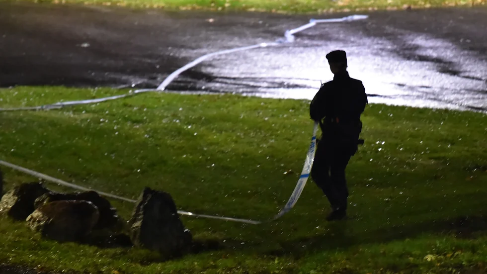 Polisen har spärrat av ett grönområde i södra Flen efter ett mordförsök under tisdagskvällen.