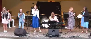 Sjung med i Decibellas cover på ikonernas hit