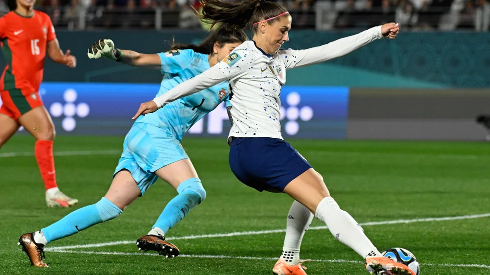Alex Morgan och USA ett stolpskott från att åka ur VM.