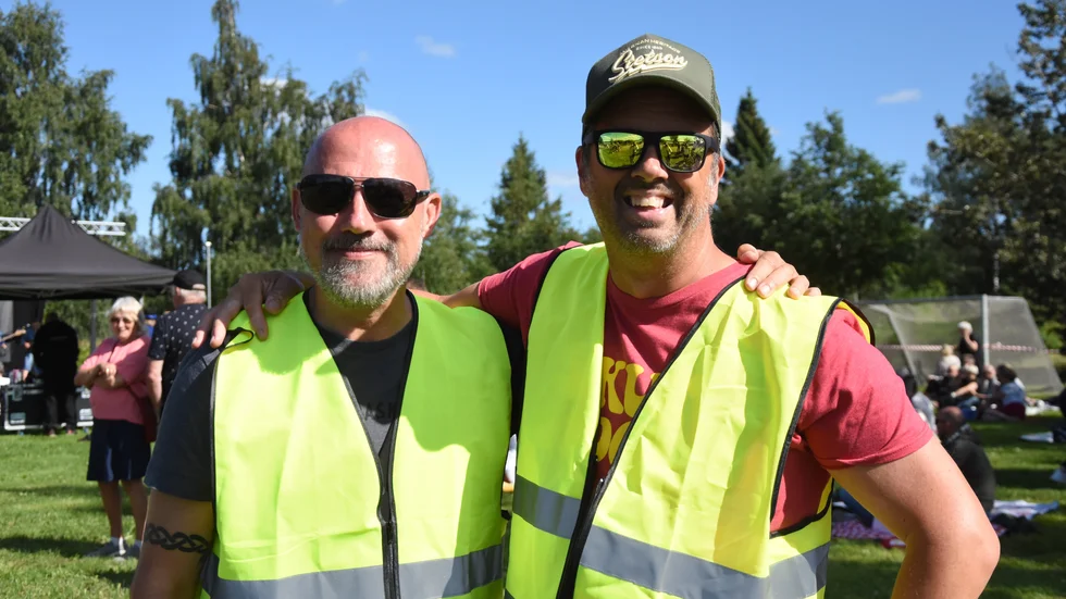 "Det var som att dra undan ett draperi så kom solen", säger Lars Sjöberg, basist i det till Skurstockfestivalen, återkommande bandet Vinterrock. Här med arrangören Magnus Ahlqvist.