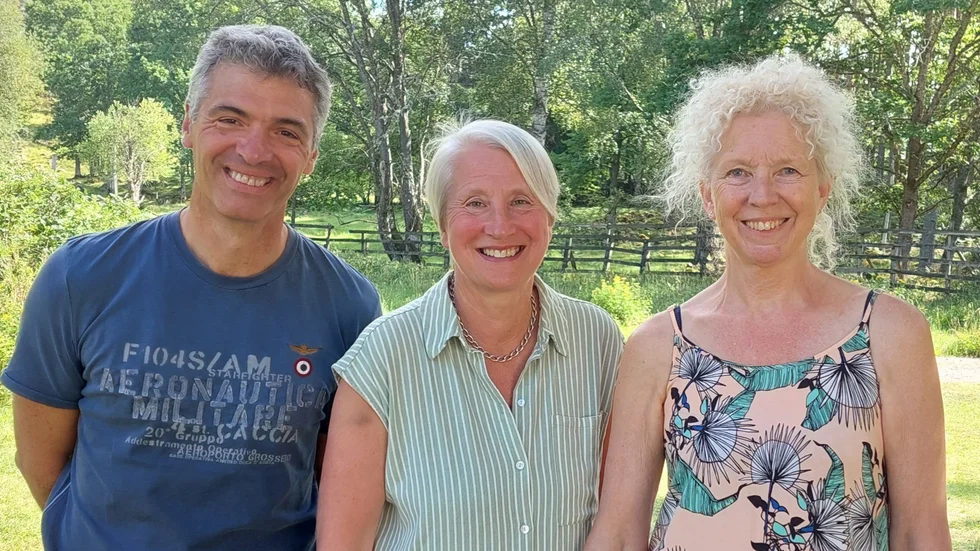 En fransman, en engelska och en åtvidabergare. Konstnärerna Didier Ellena, Hilary Durie och Caroline Blixt ställer ut tillsammans i Orangeriet i Adelsnäs park. 