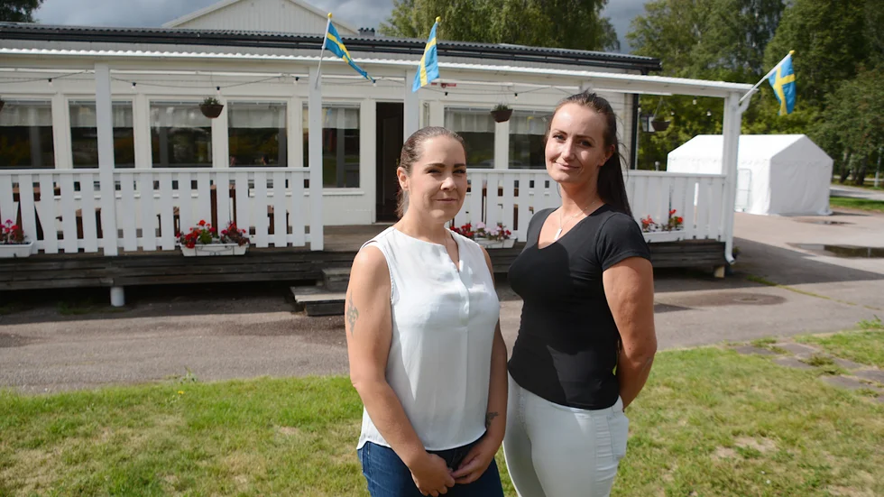 Jennifer Pettersson jobbar i köket på värdshuset och Clara Rylander ansvarar för driften av både värdshuset och vandrarhemmet, där den senare delen inte kommit i gång lika mycket som förväntat till årets turistsäsong. "Hela verksamheten håller på att få ett nytt ansikte - det tar sin tid" säger Clara.