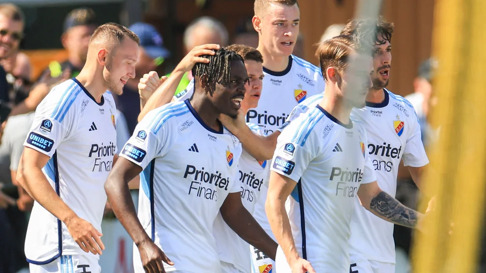 Djurgårdens Joel Asoro kramas om av sina lagkamrater efter sitt matchavgörande mål på Strandvallen.
