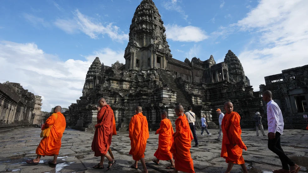 Kambodjanska munkar fotograferade vid det världsberömda templet Angkor Wat i Siem Reap i november.