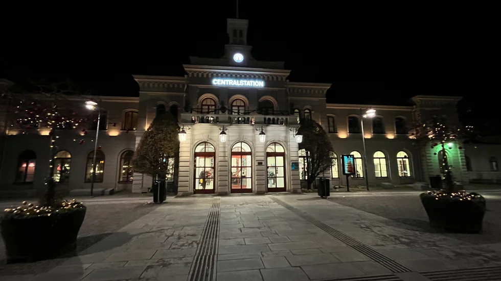 Här, vid Resecentrum i Norrköping, attackerades tonårstjejerna av 28-åringen.