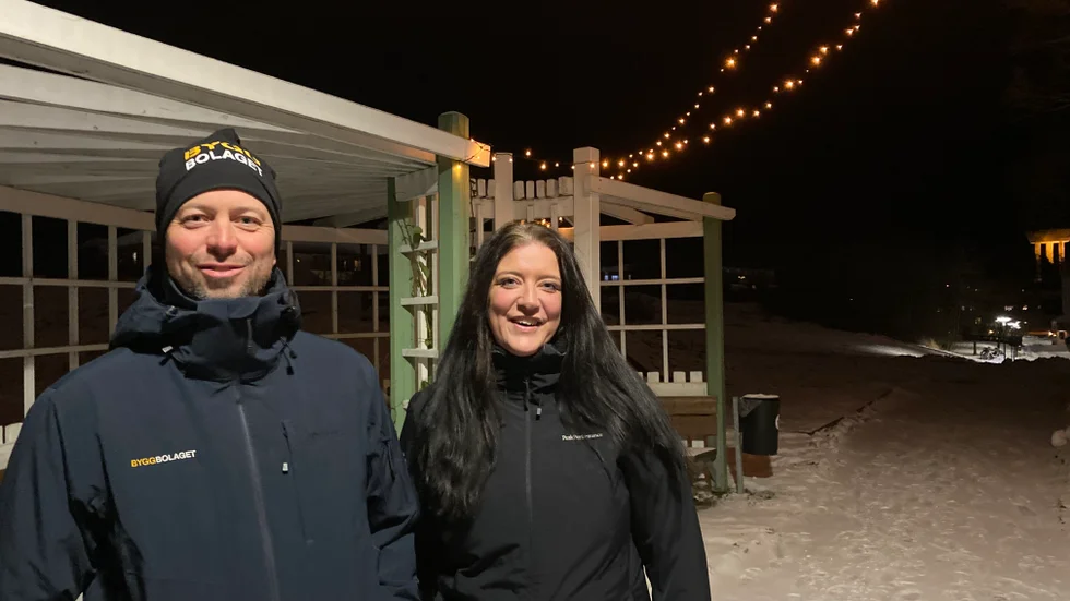 Anders Dehlin och Therése Kessén Andersson är gärna ute och promenerar. Bilden är tagen på Åbyhöjden, platsen där paret träffades på 90-talet.