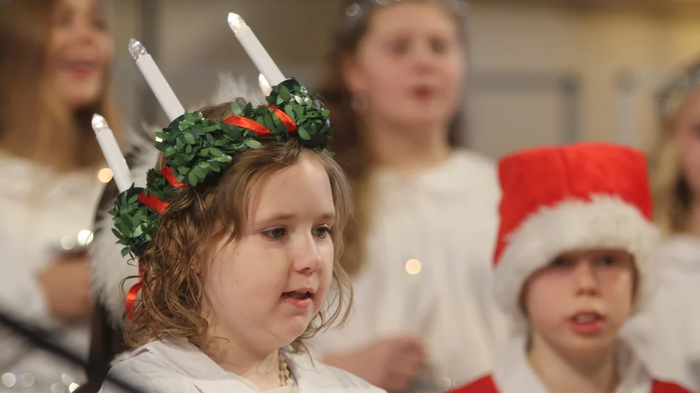Sanna Sjöbert Nilsson var lucia och gick längst fram i Alléskolans luciatåg. Hon läste också en vers inför en nästan fullsatt kyrka. 