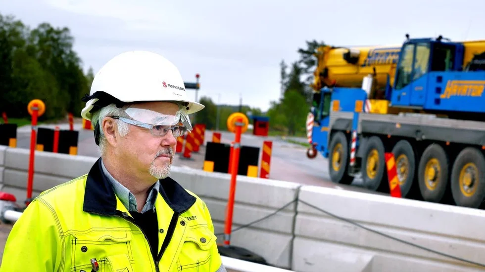 Klart i höst. Trafikverkets projektledare Ingvar Mosesson konstaterar att man klarat den täta trafiken på E 4 vid Norrfjärden bra under de arbeten som pågått. Få klagomål har kommit.