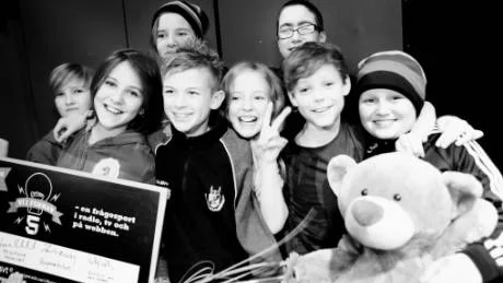 GLÄDJE. Cornelia Jacobsson, Cecilia Pettersson, Rasmus Virgin, Jack Åkerblom, Ellen Edmunsson Sebastian Lindström, Teodor Malmefeldt, och Edvin Norman går alla i femman i Fole skola.foto: linda berglund