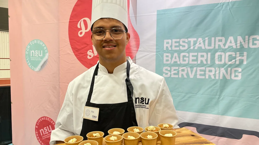 Elias på Restaurang, bageri och servering-programmet på Nyköping Strand Utbildningscentrum, NSU, bjuder på morotskaka på mässan.