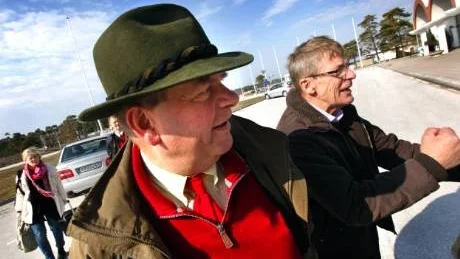 IMPONERAD. Landsbygdsminister Eskil Erlandsson besökte Gotland i går. Björn Larsson, Väskinde, ordförande för Centerpartiet på Gotland, följde med under dagen.
