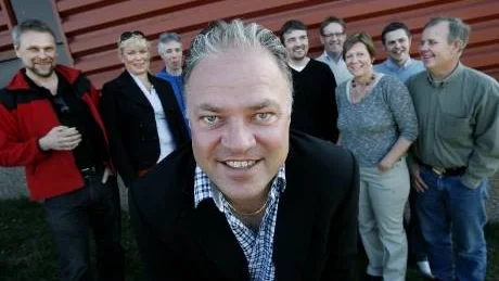 ORDFÖRANDE. Bengt Siggelin omvaldes som ordförande på ytterligare ett år. Bakom honom står Johan Edberg, Malena Andersen, Nicklas Ahlby, Niklas Hermansson, Ebbe Wallin, Eva Engström (som lämnade styrelsen), Olof Ahlby och Mats Bondesson.