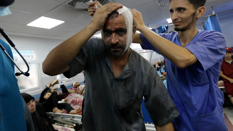 En skadad man får vård på al-Shifa-sjukhuset i Gaza. Bild från förra helgen.