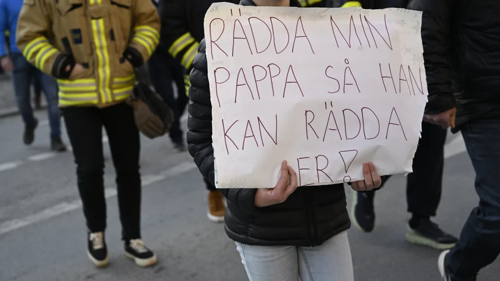 Familjerna stod i centrum när hundratals brandmän i april demonstrerade mot nya arbetstider.