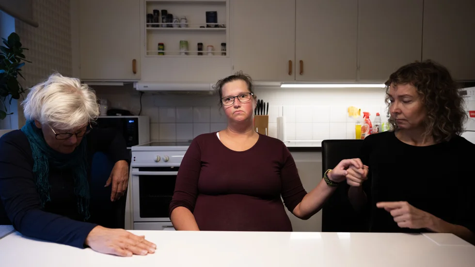 Piteå kommun vill dra in dövblinda Evelina Lindberg personliga stöd. Istället ska hon få hemtjänst, vars personal hon inte kan kommunicera med.