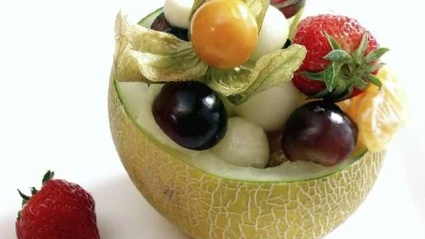 Egen kyld fruktsallad, gärna serverad i melonhalva, är en både god och svalkande sommardessert.
