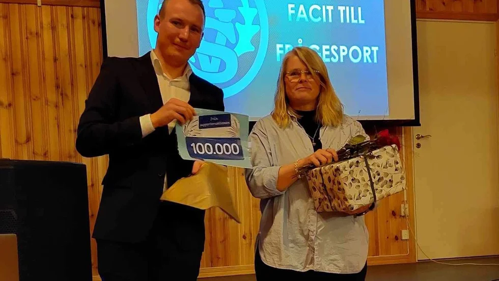 Ossian Mathiasson tog emot en gåva på 100 000 kronor från Kicki Johansson i supportersektionen.
