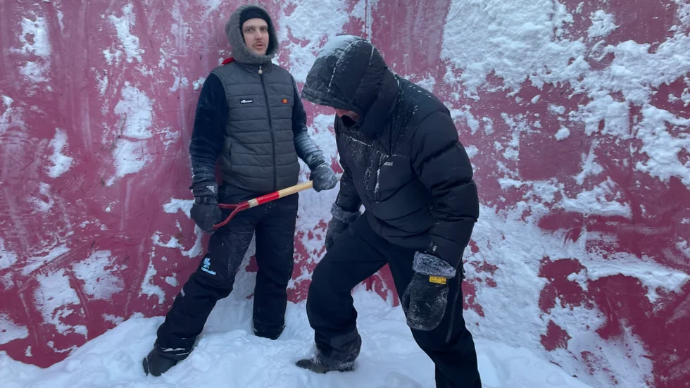 Snön trampas ner manuellt mellan varje traktorlass. Alex Olofsson och Sten Nylén trampar.