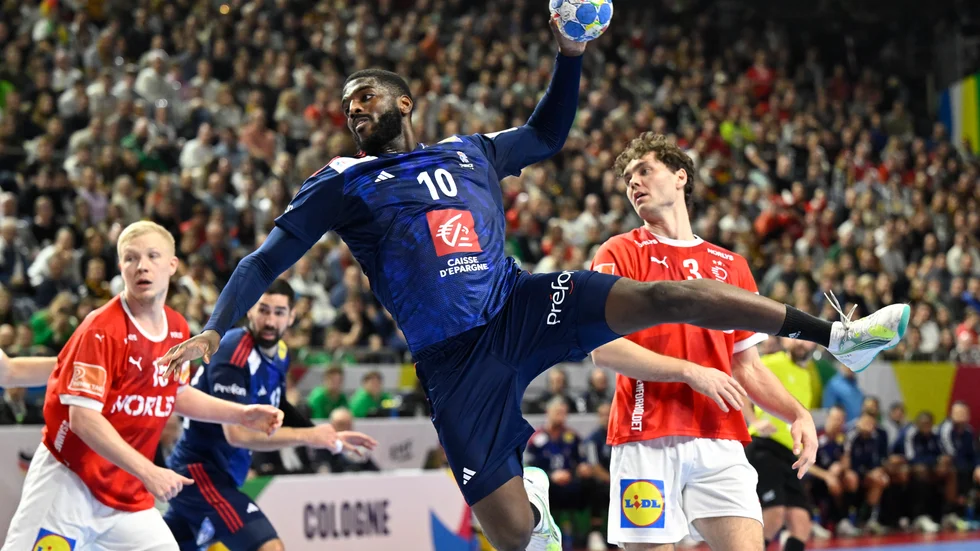 Dika Mem i EM-finalen mot Danmark.