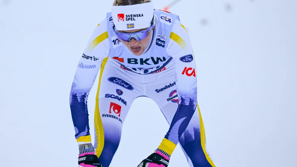 Frida Karlsson blev bästa svenska på en andra plats bakom vinnaren Jessie Diggins i damernas 20 kilometer masstart fri stil.