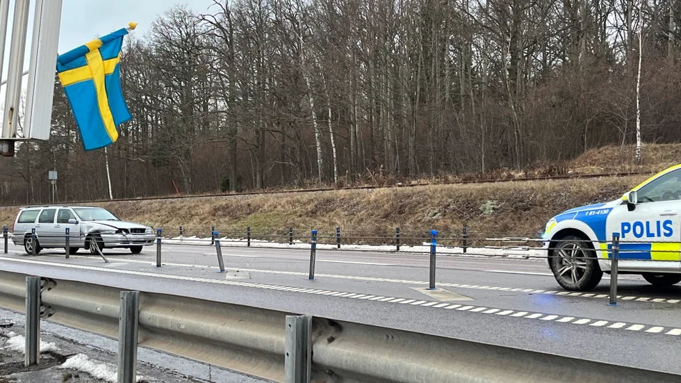Bilen har kommit i norrgående riktning och står i fältet för skyddad vänstersväng in mot restaurang Cave Inn.