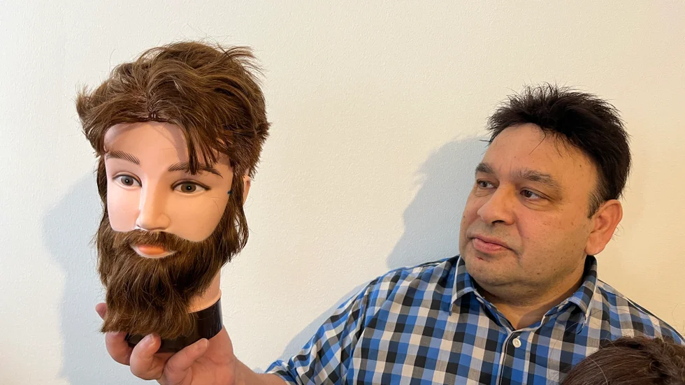 Fred Taikon startar perukmakeri och frisörverksamhet i Eskilstuna. 