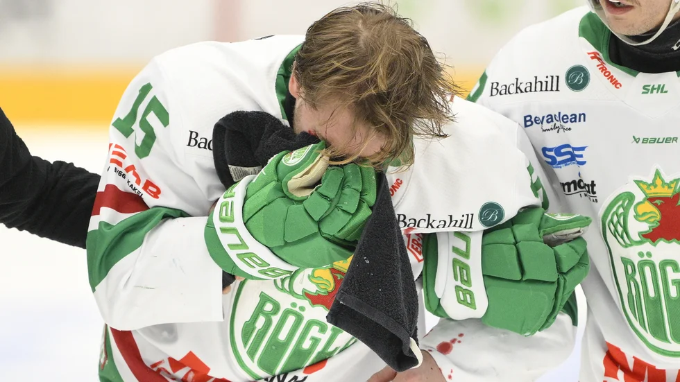Rögles Simon Ryfors skadade sig i mötet med HV71 och fördes till sjukhus.