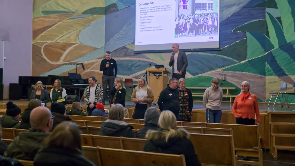 Zederslundskolans rektorer Mikael Rehnstrand och Daniel Rask informerade föräldrar och elever om hur de tänkt sig att undervisningen i skolan ska bli så bra som möjligt efter sammanslagningen. De presenterade också ett antal personer i personalen och lyfta att skolan har en stor andel behöriga lärare. 