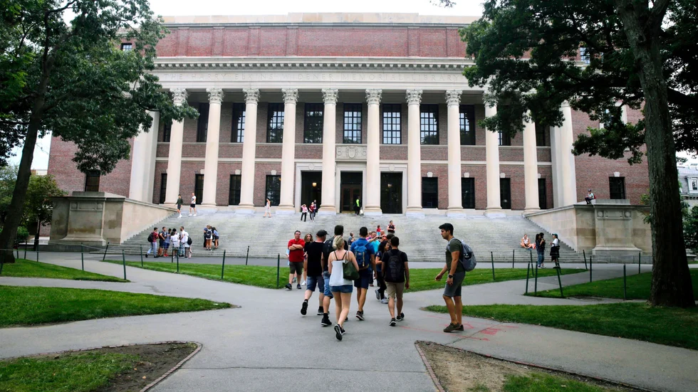 Vissa skolor som Harvard utgår man från familjens inkomst när avgiften ska sättas för hur hög avgift man ska betala till skolan för att få studera där.