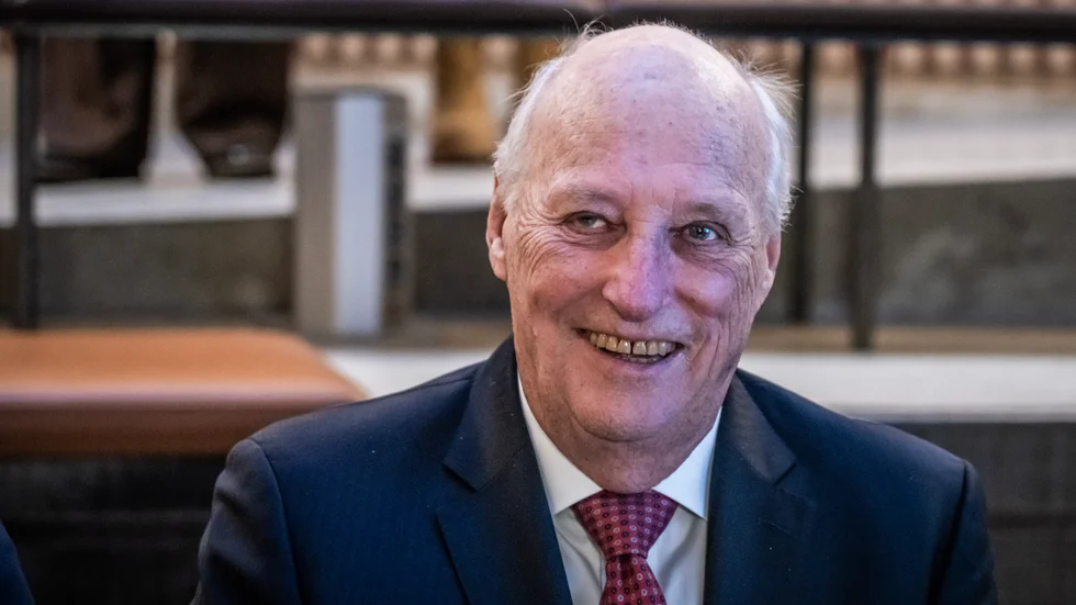 Norges kung Harald har inga planer på att abdikera. Här träffar han journalister på tisdagen.