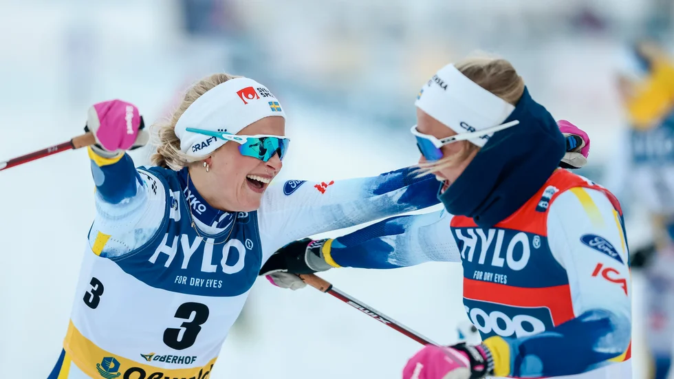 Frida Karlsson och Linn Svahn har precis passerat mållinjen som tvåa och etta.